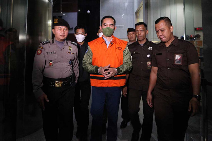 Tersangka mantan Kepala Bea-Cukai Yogyakarta, Eko Darmanto mengenakan rompi tahanan usai menjalani pemeriksaan di Gedung Merah Putih KPK, Rasuna Said, Jakarta, Jumat, 8 Desember 2023 malam. Eko Darmanto resmi ditahan KPK selama 20 hari kedepan usai diperiksa sebagai tersangka penerima gratifikasi dan tindak pidana pencucian uang (TPPU).