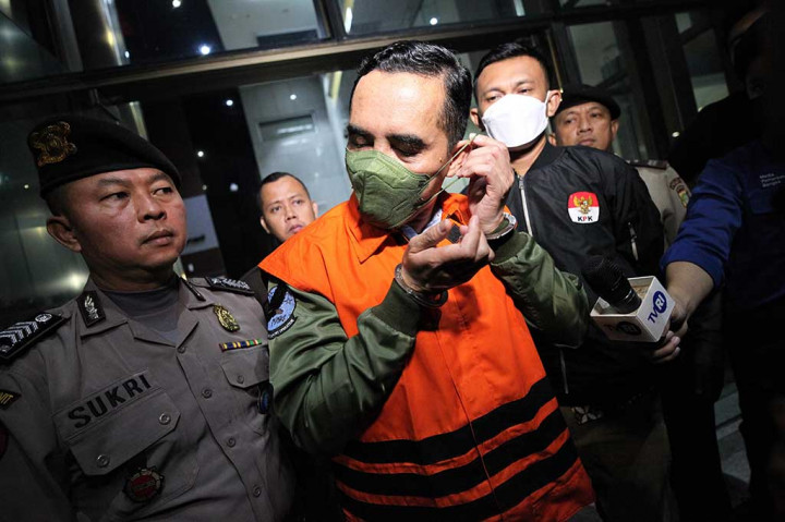 Pada Jumat pagi, Eko menjalani pemeriksaan dalam kapasitasnya sebagai tersangka dan pada Jumat sore, Eko tampak mengenakan rompi oranye bertuliskan 'Tahanan KPK' dengan dikawal oleh beberapa petugas KPK menuju ruang konferensi pers di Gedung Merah Putih KPK, Jakarta Selatan.