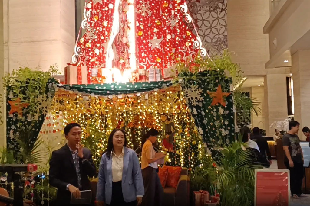 Pohon natal dari batik jumputan berbagai warna setinggi sekitar 8 meter ini merupakan paduan kearifan lokal budaya Surakarta dengan perayaan Natal.