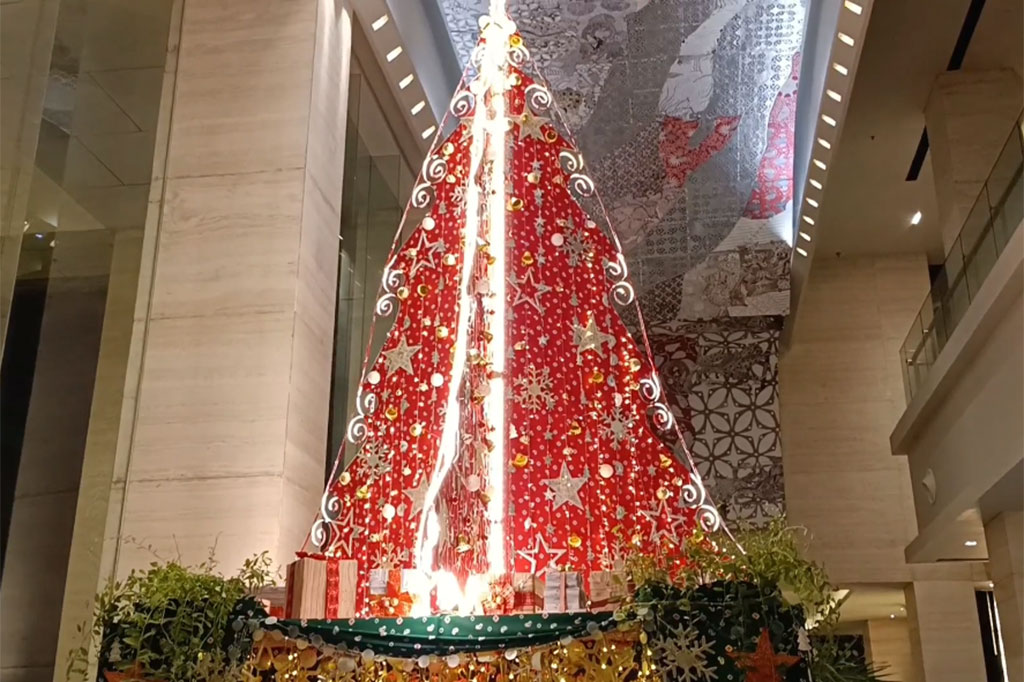 Sebuah pohon natal unik terdapat di salah satu hotel di Kota Surakarta, Jawa Tengah. Pohon natal ini terbuat dari kain batik jenis jumputan, dari berbagai warna yang digelar dan disusun menjadi pohon natal.