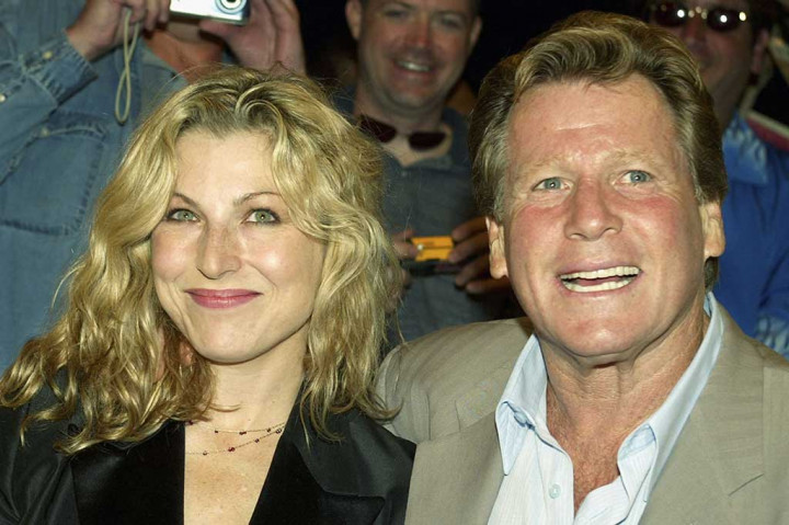 O'Neal, yang penampilannya membara dan rahang sempurna membuatnya menjadi pemeran utama ideal, juga dikenal karena hubungannya yang penuh gejolak selama puluhan tahun dengan aktris Farrah Fawcett.