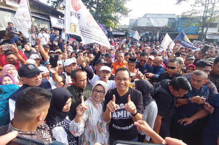Calon presiden (capres) Anies Baswedan mengunjungi Pasar Kepuh, Kuningan, Jawa Barat, Sabtu, 9 Desember 2023. Kegiatan itu mengawali kampanye Anies di Kuningan. Kunjungan Anies disambut antusias ribuan warga.