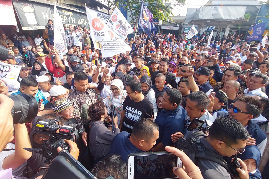 Kedatangan disambut meriah oleh masyarakat Kuningan. Seruaan Anies-Muhaimin Iskandar (AMIN) menggema di Pasar Kepuh. Sejumlah orang berebutan salaman dengan capres nomor urut 01 itu. 