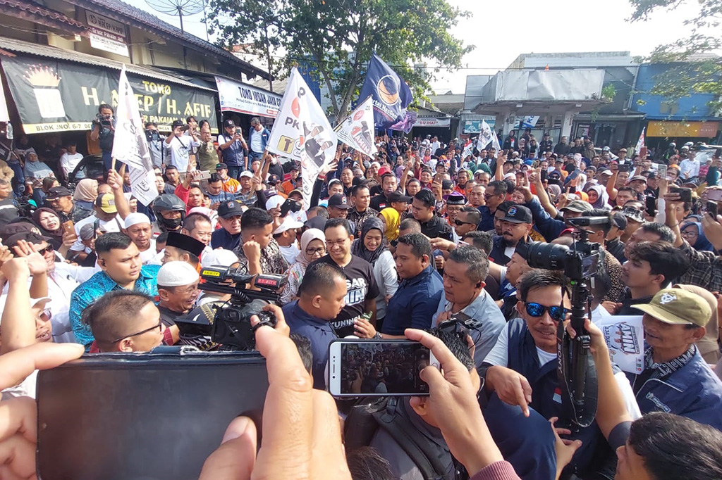 Selain itu, beberapa doa dipanjatkan oleh sejumlah pendukungnya. Seorang perempuan paruh baya mendokan Anies agar dikabulkan hajat menjadi Presiden. 