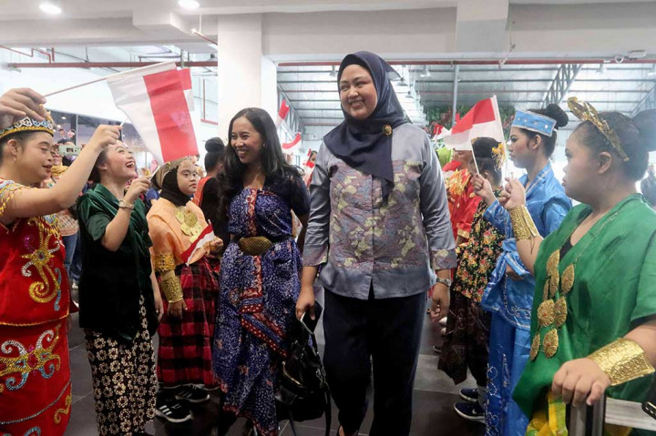 Anak-anak difabel menyambut Founder Yayasan Belantara Indonesia Diah Kusumawarhani (kiri) dan Plt. Asisten Deputi Pelayanan Anak yang Memerlukan Perlindungan Khusus Kementerian Pemberdayaan Perempuan dan Perlindungan Anak RI Atwirlany Ritonga di acara Diffable in Action 2023, di Jakarta, Sabtu, 9 Desember 2023.