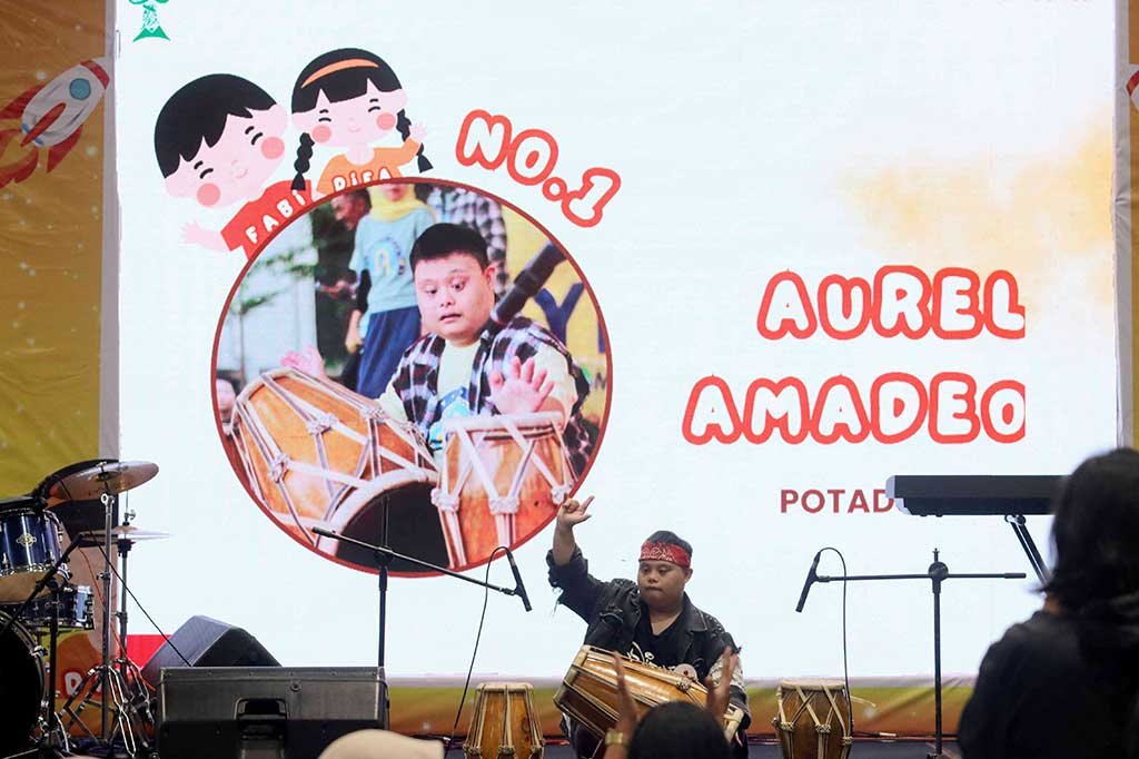 Seorang anak difabel unjuk kebolehan menabuh gendang di acara 'Diffable in Action 2023', di Jakarta, Sabtu.
