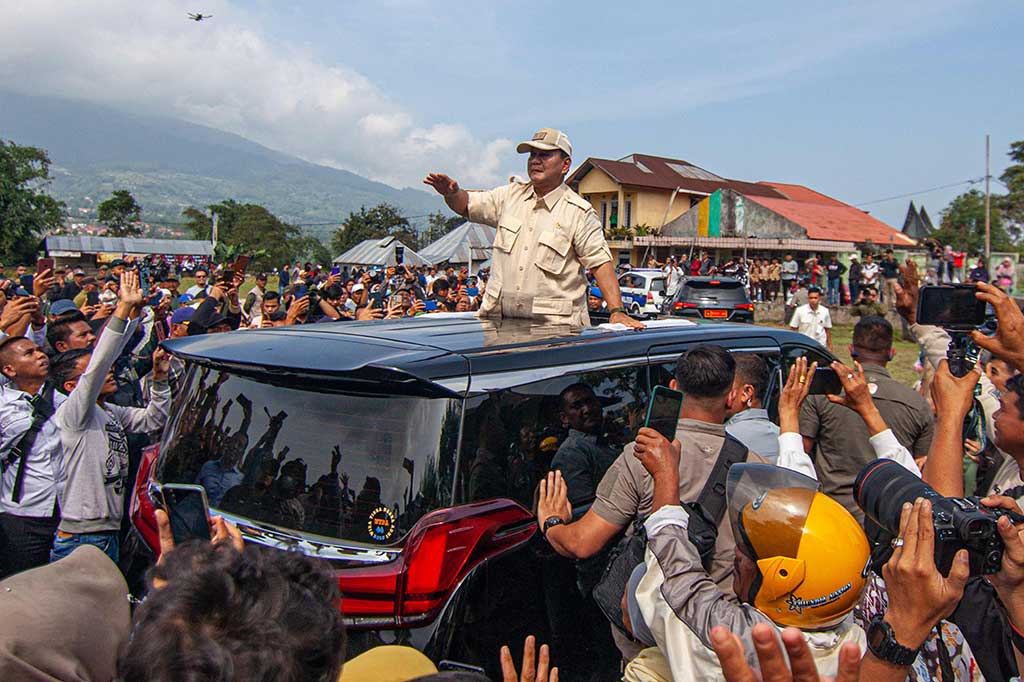 Pada kesempatan tersebut Prabowo juga melihat kondisi dapur umum, posko pelayanan kesehatan, dan tenda pengungsian, serta berbincang dengan warga yang mengungsi untuk menghindari dampak erupsi Marapi. Prabowo juga menyalurkan bantuan kepada warga yang terdampak erupsi Gunung Marapi serta menyerahkan bantuan kendaraan operasional untuk Polri dan TNI.