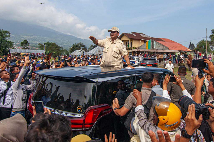 Pada kesempatan tersebut Prabowo juga melihat kondisi dapur umum, posko pelayanan kesehatan, dan tenda pengungsian, serta berbincang dengan warga yang mengungsi untuk menghindari dampak erupsi Marapi. Prabowo juga menyalurkan bantuan kepada warga yang terdampak erupsi Gunung Marapi serta menyerahkan bantuan kendaraan operasional untuk Polri dan TNI.