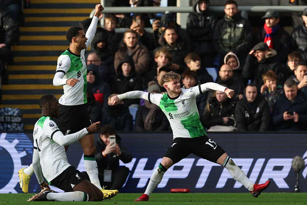 Gelandang muda Harvey Elliott yang masuk dari bangku cadangan memastikan poin penuh bagi timnya di menit-menit akhir.