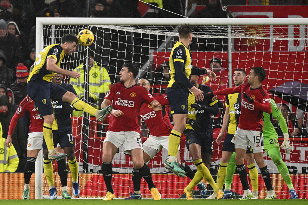 Berbagai upaya sudah dilakukan MU untuk mengejar ketertinggalan di babak kedua, termasuk mengganti empat pemainnya. Namun, pertahanan Bournemouth tetap kokoh hingga laga berakhir dan mereka harus terima hasil memalukan kalah 0-3 di markas sendiri.