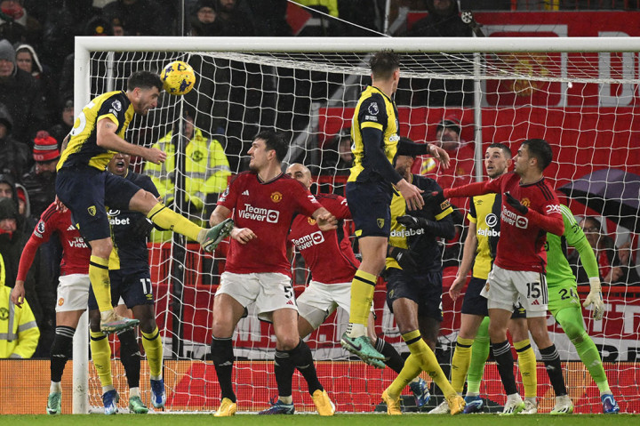 Berbagai upaya sudah dilakukan MU untuk mengejar ketertinggalan di babak kedua, termasuk mengganti empat pemainnya. Namun, pertahanan Bournemouth tetap kokoh hingga laga berakhir dan mereka harus terima hasil memalukan kalah 0-3 di markas sendiri.