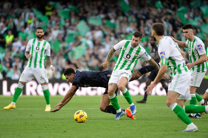 Tim tamu membuka peluang saat Brahim Diaz mencetak gol dari jarak dekat pada menit ke-16 setelah Jude Bellingham dan Rodrygo melakukan kerja sama apik. Namun gol itu tidak disahkan karena Rodrygo kedapatan berada dalam posisi offside ketika membangun serangan.