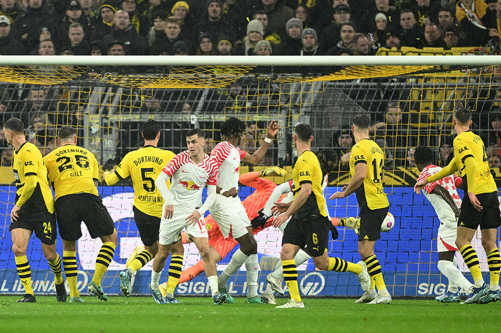 Dortmund sudah kehilangan satu pemainnya sejak menit ke-15 karena Mats Hummels kena kartu merah. Tapi, mereka masih bisa memberi perlawanan dengan membalas gol bunuh diri Rami Bensebaini pada menit ke-32 dengan gol Niklas Sule pada menit 45+6. Skor 1-1 bertahan hingga turun minum.