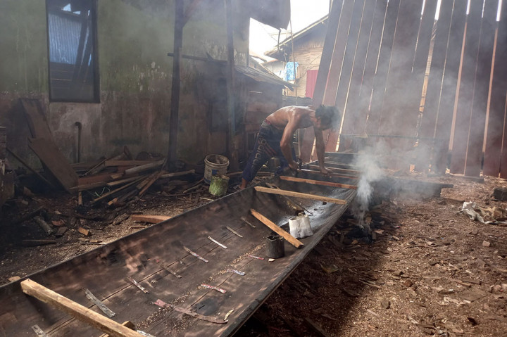 Jalan kecil yang membelah permukiman penduduk di sebuah pulau kecil di tepi Sungai Barito tampak ramai oleh wisatawan. Galangan (workshop) tempat pembuatan kapal-kapal kayu tradisional yang tersebar di kiri dan kanan sepanjang jalan menjadi perhatian utama para pengunjung.