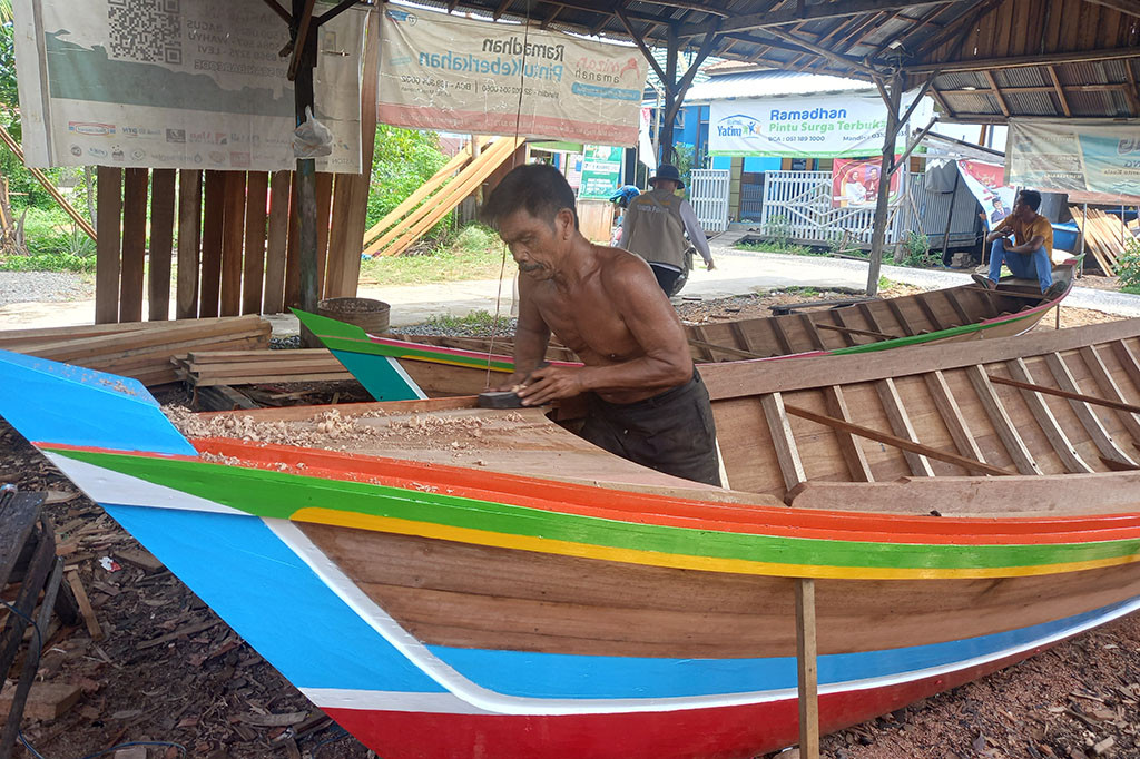 Pulau ini juga dikenal dengan sebutan Pulau Seribu Jukung, dimana pulau ini merupakan salah satu produsen terbesar perahu di wilayah Kalimantan Selatan. 