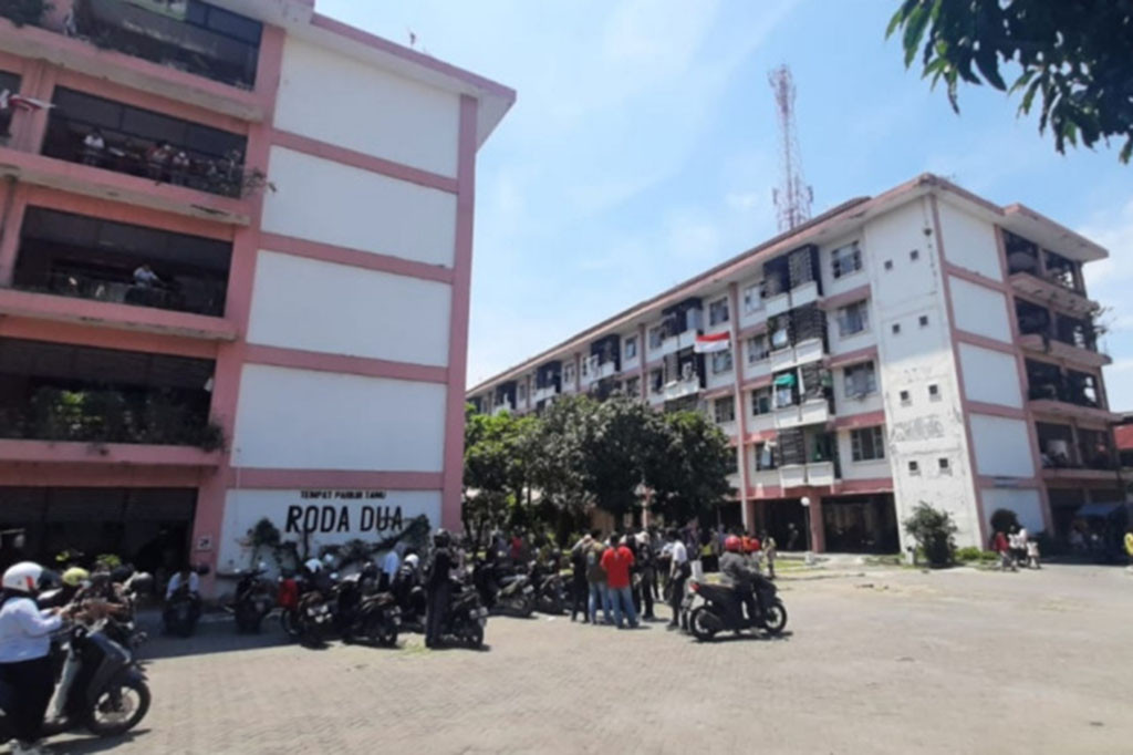 Pemerintah Kota Surakarta sejauh ini belum bisa memberikan kejelasan kapan dua gedung tower kembar lantai 4 itu dibangun kembali. Mereka telanjur terusir dari rusunawa tersebut sejak rentang Agustus-Desember 2021.