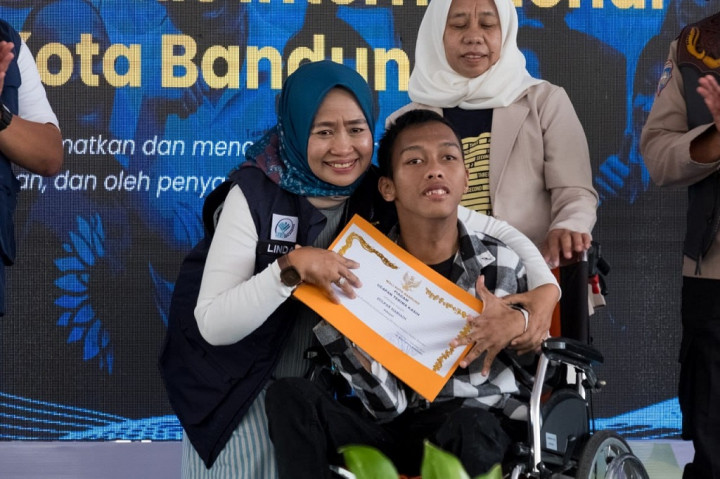 Berdasarkan Data Terpadu Kesejahteraan Sosial (DTKS) tahun 2023, di Kota Bandung terdapat sebanyak 6.062 penyandang disabilitas. Untuk memberikan perlindungan dan pemenuhan hak penyandang disabilitas Pemerintah Kota (Pemkot) Bandung Jawa barat (Jabar), membuat beragam regulasi dan kebijakan bersama komunitas penyandang disabilitas.