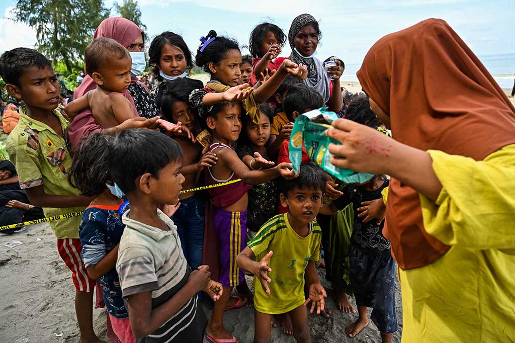 Sedangkan di Aceh Besar, Kapolsek Krueng Raya Rolly Yuiza Away menyampaikan bahwa imigran Rohingya yang mendarat di sana sekitar 135 orang, dan belum dapat rincian dari jumlah pengungsi tersebut.