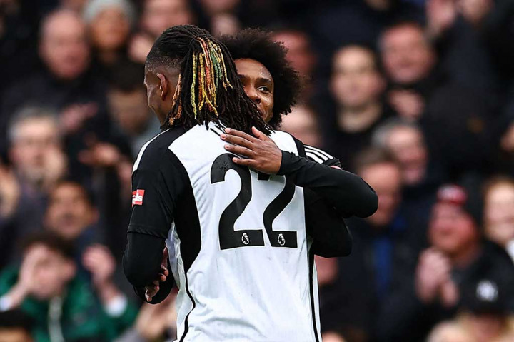 Tuan rumah menggandakan keunggulan pada menit ke-31. Permainan menekan yang mereka terapkan membuat mereka mampu merebut bola, dan meski Lukasz Fabianski mampu menahan sepakan Alex Iwobi, sang kiper tidak mampu berbuat banyak ketika Willian mengarahkan bola ke sudut bawah gawang.