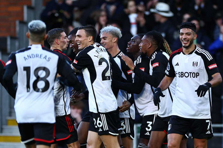 Sebelum babak pertama usai, tepatnya pada menit ke-40, Fulham mendapatkan gol ketiganya. Dari situasi tendangan sudut, Tosin Adarabioyo mampu menanduk bola yang kemudian bersarang ke gawang West Ham.