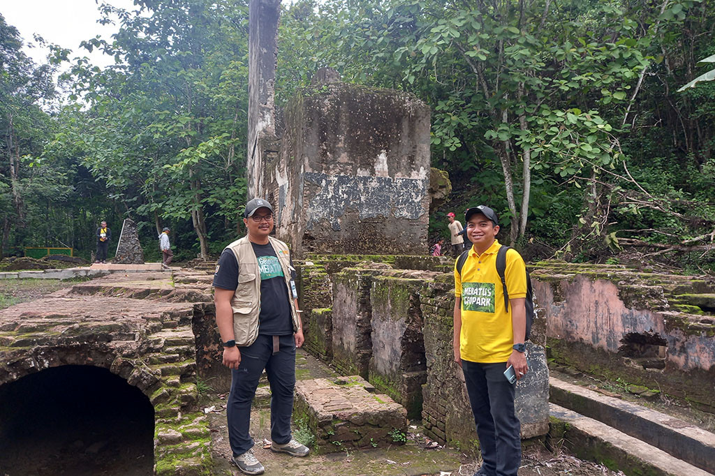 Oranje Nassau terletak di Desa Lok Tunggul, Kecamatan Pengaron, Kabupaten Banjar, berjarak 43 kilometer dari Kota Banjarbaru, ibukota provinsi. Peninggalan arkeologi ini juga terdaftar dalam situs cagar budaya. Meski terlihat kurang terawat, situs ini menampilkan peninggalan berupa fasilitas kegiatan penambangan batu bara seperti bangunan utama untuk menempatkan mesin, sumur lubang galian batu bara, lorong, terowongan hingga bekas roda besi.