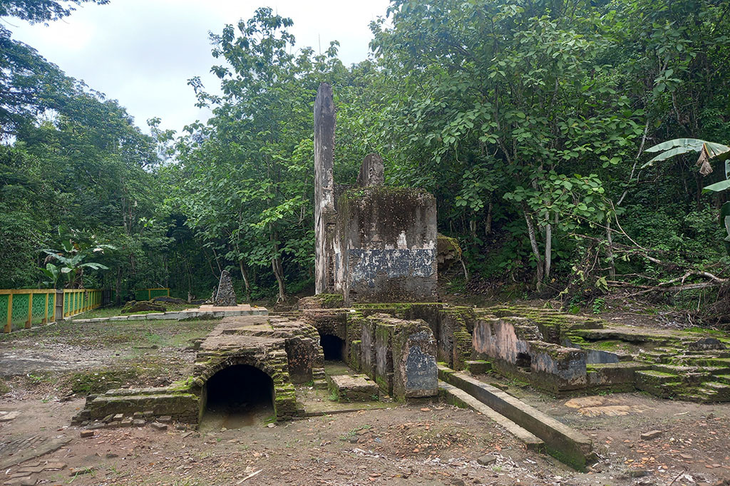 Eksploitasi sumber daya alam berupa pertambangan batubara di Provinsi Kalimantan Selatan ternyata sudah ada sejak jaman penjajahan Belanda. Ini dibuktikan dengan keberadaan situs bersejarah Oranje Nassau yang merupakan salah satu dari 54 geosite Geopark Pegunungan Meratus.