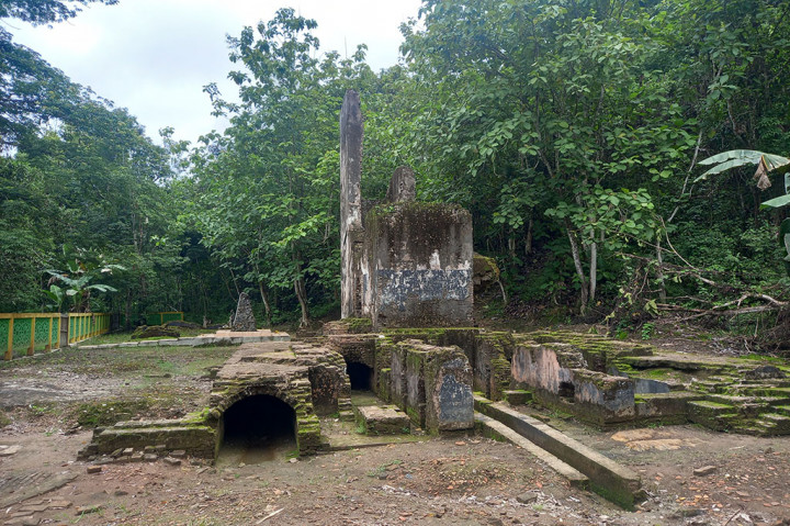 Eksploitasi sumber daya alam berupa pertambangan batubara di Provinsi Kalimantan Selatan ternyata sudah ada sejak jaman penjajahan Belanda. Ini dibuktikan dengan keberadaan situs bersejarah Oranje Nassau yang merupakan salah satu dari 54 geosite Geopark Pegunungan Meratus.