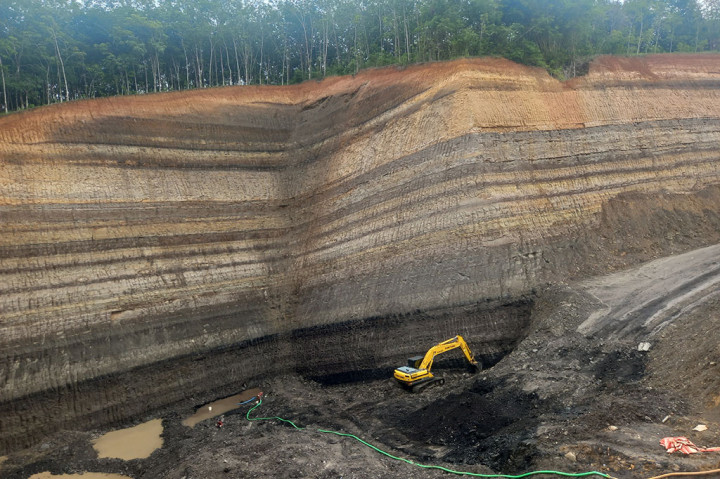Oranje Nassau merupakan tambang batu bara milik pemerintah Hindia Belanda pada abad ke-19 tepatnya pada tahun 1849. Tambang ini masuk wilayah Krisidenan Kayutangi Kesultanan Banjar pada waktu itu Tambang ini merupakan tambang batubara tertua di Indonesia.