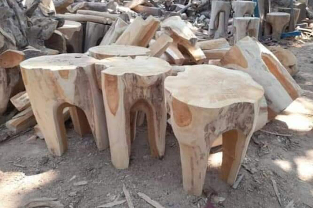 Semakin sulit dan mahalnya kayu jati saat ini, membuat para perajin kayu jati di Blora, Jawa Tengah lebih kreatif untuk tetap berkarya, dengan memanfaatkan limbah dan kayu jati tua hasil bongkaran rumah-rumah tua menjadi komuditas yang ternyata cukup populer hingga diekspor ke luar negeri.