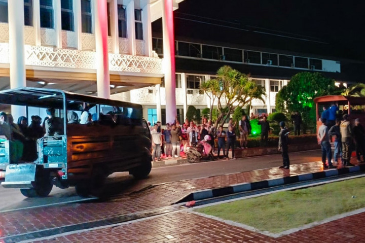 Sebanyak 135 pengungsi Rohingya yang mendarat di Kabupaten Aceh Besar, Aceh telah diangkut memggunakan truk ke Kantor Gubernur Aceh. Saat ini, ratusan pengungsi Rohingya itu telah diangkut kembali menuju lokasi Bumi Perkemahan Pramuka (Scout Camp) Seulawah, Kecamatan Muara Tiga, Kabupaten Pidie, Provinsi Aceh.
