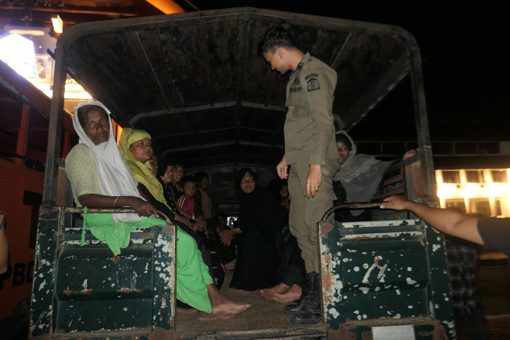Para pengungsi yang baru tiba tersebut nantinya akan bergabung bersama pengungsi Rohingya yang sudah terlebih dahulu menghuni camp pramuka itu. Mereka adalah pengungsi Rohingya yang juga terdampar di kawasan Aceh Besar.