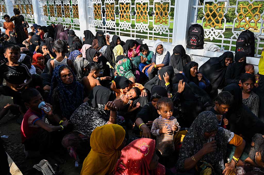 Sebanyak 137 warga etnis Rohingya dibawa kembali ke Kantor Gubernur Aceh, Kota Banda Aceh setelah gagal tempatkan ke Scout Camp Pramuka atau Bumi Perkemahan Pramuka di Kabupaten Pidie. Hal itu karena terjadi penolakan sejumlah masyarakat setempat.
