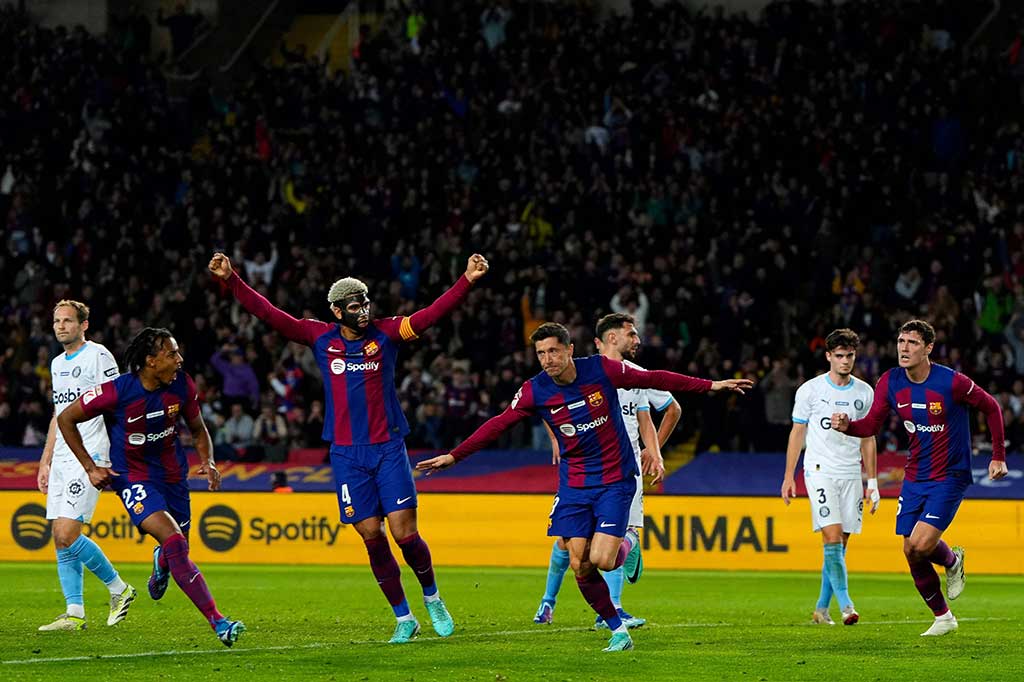 Barcelona segera menyamakan kedudukan, tepatnya pada menit ke-19. Bola tendangan sudut Raphinha disambut sundulan kepala pemain senior Robert Lewandowski. Gol itu sekaligus mengakhiri puasa mencetak gol selama tiga pertandingan bagi penyerang Polandia tersebut.