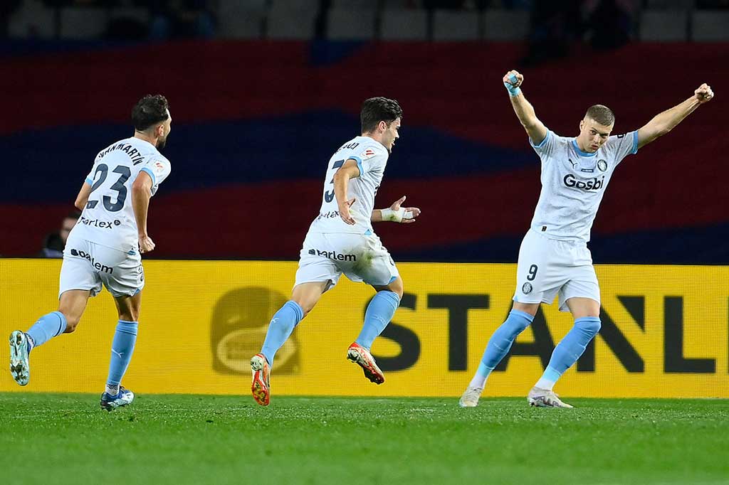 Girona merestorasi keunggulannya pada menit ke-40. Bek kiri mereka Miguel Gutierrez menusuk masuk kotak penalti tim tuan rumah, untuk melepaskan tembakan keras yang melesak masuk ke gawang Barca. Skor 2-1 untuk Girona bertahan hingga jeda.