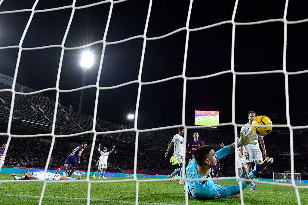 Barcelona memperkecil ketertinggalan pada menit ke-92. Ilkay Gundogan bergerak dengan bagus di dalam kotak penalti Girona, sebelum melepaskan tembakan yang tidak dapat diantisipasi kiper Gazzaniga.