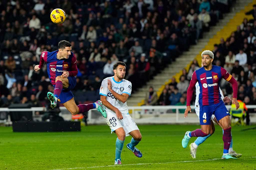 Lewandoski berpeluang menyamakan kedudukan saat berada di posisi yang tepat untuk melepaskan sundulan, namun bola masih melebar.