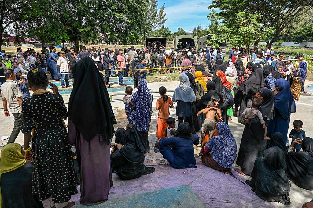 Sebanyak 137 pengungsi Rohingya yang dibawa dari Kantor Gubernur Aceh, Kota Banda Aceh ke UPTD Rumoh Seujahtera Beujroh Meukarya Ladong Tuna Sosial di Gampong Ladong, Aceh Besar, kembali ditolak oleh masyarakat setempat.