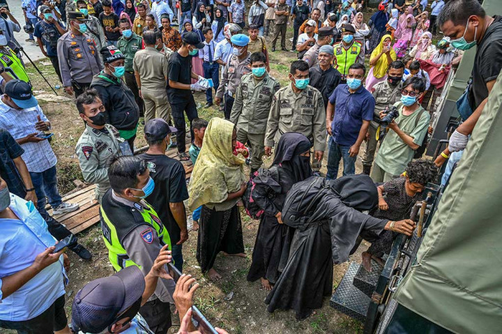 Salah seorang warga Ladong Armansyah di Aceh Besar, Senin, 11 Desember 2023, mengatakan warga menolak para Rohingya ditempatkan di Ladong karena pengalaman yang sebelum-sebelumnya, banyak dari Rohingya itu kabur dari tempat penampungan sehingga meresahkan warga.
