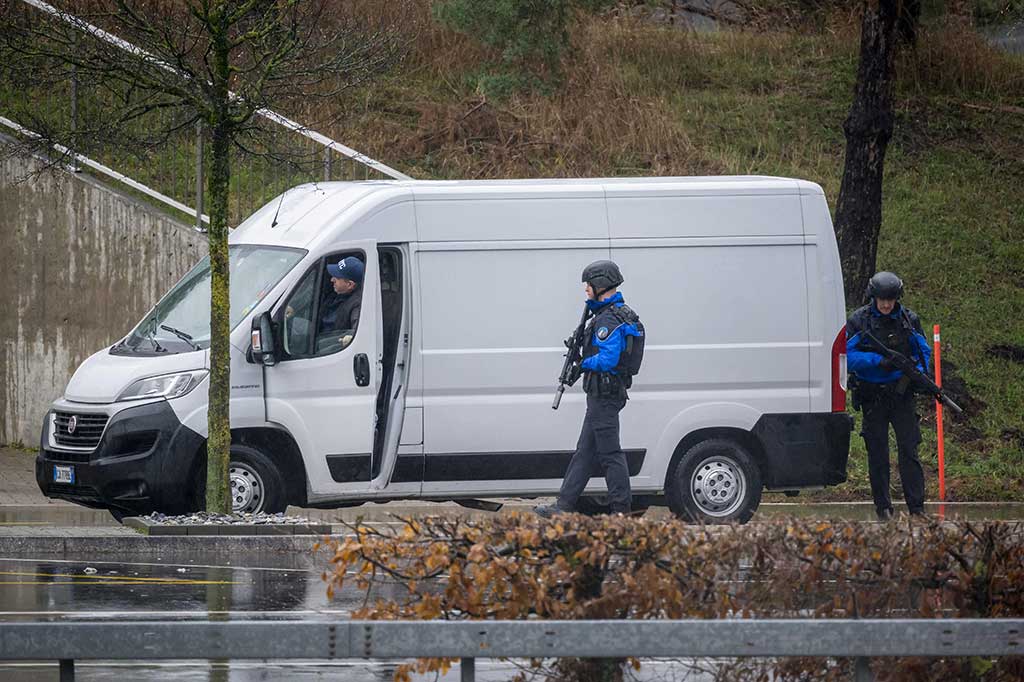 Petugas polisi memeriksa sebuah van di dekat Saint Maurice, saat mereka mencari pria bersenjata yang membunuh dua orang dan melukai satu lainnya di Kota Sion, Swiss selatan, pada 11 Desember 2023.