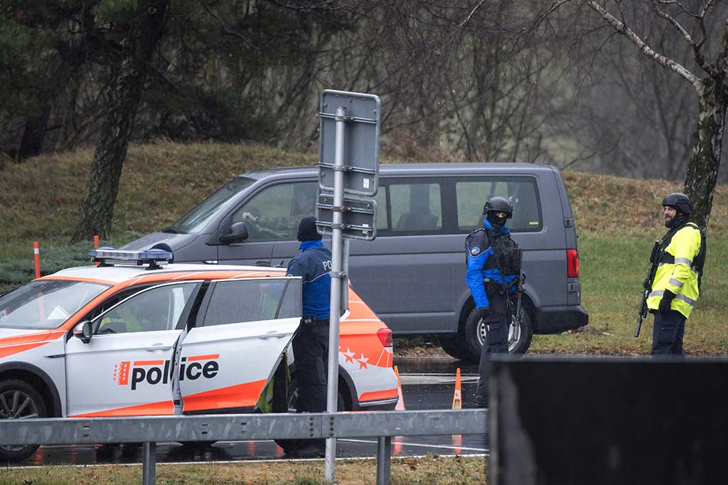Operasi polisi besar-besaran sedang dilakukan untuk menemukan pria berusia 36 tahun di balik penembakan massal tersebut, sebuah peristiwa yang jarang terjadi di negara kaya di Pegunungan Alpen tersebut.