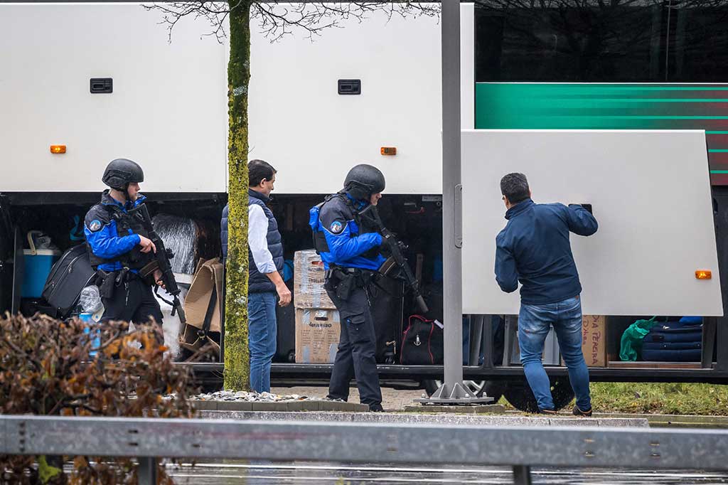 Banyak polisi bersenjata lengkap berpatroli di jalan raya menuju Sion, dan menjelajahi kota untuk mencari pelaku. “Kami secara aktif memburu tersangka pelaku,” kata polisi, seraya memperingatkan bahwa dalam situasi apa pun (anggota masyarakat) tidak boleh mencoba menghentikan atau mendekatinya. 