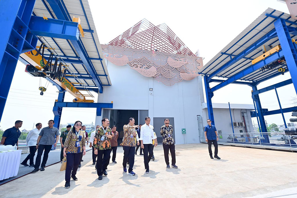 “Di hulu telah kita selesaikan dua bendungan, Bendungan Ciawi dan Bendungan Sukamahi, ini sangat mengurangi banjir yang ada di Jakarta. Kemudian turun Sodetan Ciliwung ini juga akan mengalirkan air dari Ciliwung ke Banjir Kanal Timur, dan juga meneruskan lagi normalisasi Sungai Ciiliwung yang tinggal kurang lebih 17 kilometer,” jelasnya.