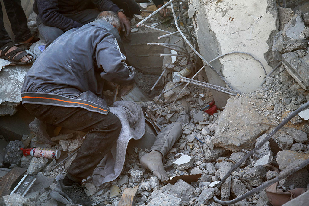 Pertempuran brutal berlanjut di Gaza, dengan militan Jihad Islam mengatakan mereka meledakkan sebuah rumah di kota Khan Yunis di Gaza selatan di mana tentara Israel sedang mencari terowongan.