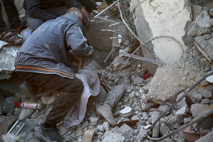 Pertempuran brutal berlanjut di Gaza, dengan militan Jihad Islam mengatakan mereka meledakkan sebuah rumah di kota Khan Yunis di Gaza selatan di mana tentara Israel sedang mencari terowongan.