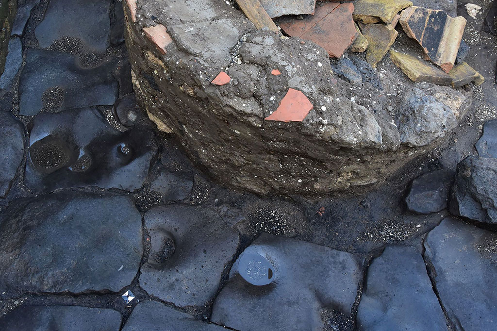 Mereka juga menemukan lekukan di lantai untuk mengoordinasikan pergerakan hewan, dipaksa berjalan berjam-jam, dengan mata tertutup.