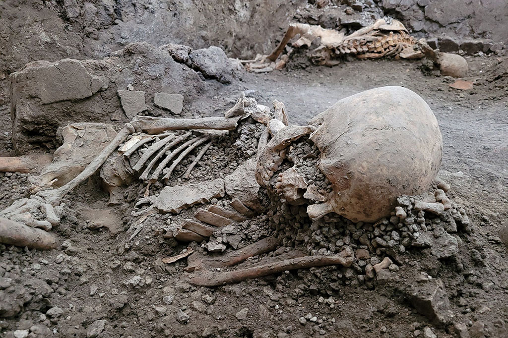 Tiga kerangka ditemukan di salah satu ruangan toko roti, menunjukkan bahwa rumah tersebut berpenghuni.