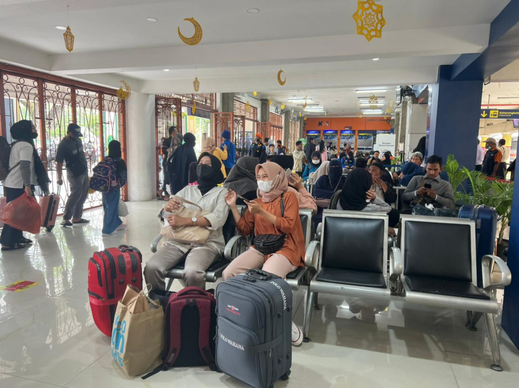 Dengan adanya pembangunan underpass simpang Jalan HM Yamin Kota Medan dan pembangunan overpass depan Stasiun Medan, PT KAI Divre I melakukan penyesuaian pengaturan akses masuk calon penumpang KA melalui Jalan Jawa atau pintu masuk Stasiun Bandara, drop off Titi Gantung dan drop off Tugu Kereta Api.