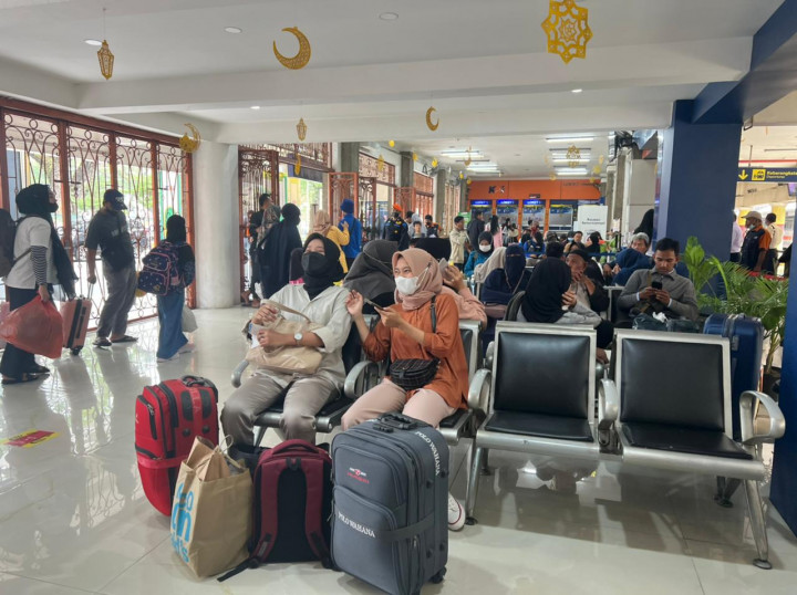 Dengan adanya pembangunan underpass simpang Jalan HM Yamin Kota Medan dan pembangunan overpass depan Stasiun Medan, PT KAI Divre I melakukan penyesuaian pengaturan akses masuk calon penumpang KA melalui Jalan Jawa atau pintu masuk Stasiun Bandara, drop off Titi Gantung dan drop off Tugu Kereta Api.