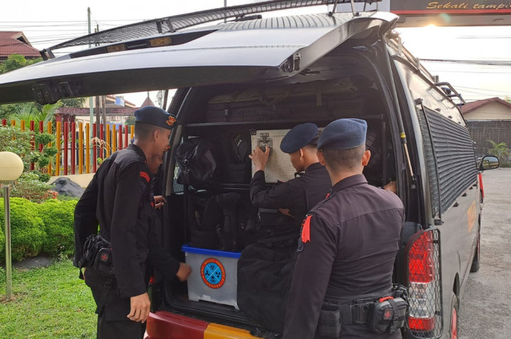 Satgas Tindak Subsatgas Jibom (Penjinak Bom) Brimobda Riau melaksanakan patroli dan deteksi dengan menyisir Kantor Bawaslu Riau di Kota Pekanbaru dalam rangka Operasi Mantap Brata Lancang Kuning (OMB LK) 2023-2024, Selasa, 12 Desember 2023.