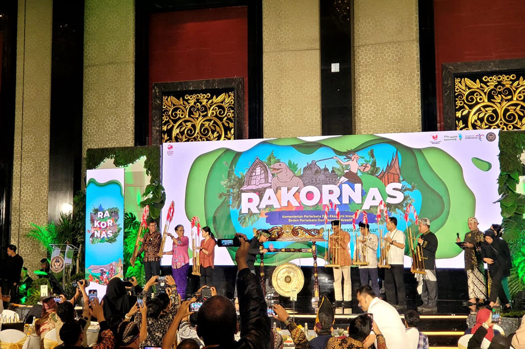 Kementerian Pariwisata dan Ekonomi Kreatif (Kemenparekraf)  optimistis di tahun 2024 jumlah kunjungan wisatawan mancanegara bisa mencapai 14,3 juta kunjungan. Ini dikatakan Menparekraf Sandiaga Uno, saat membuka Rakornas Kemenparekraf di Bandung, Selasa, 12 Desember 2023.